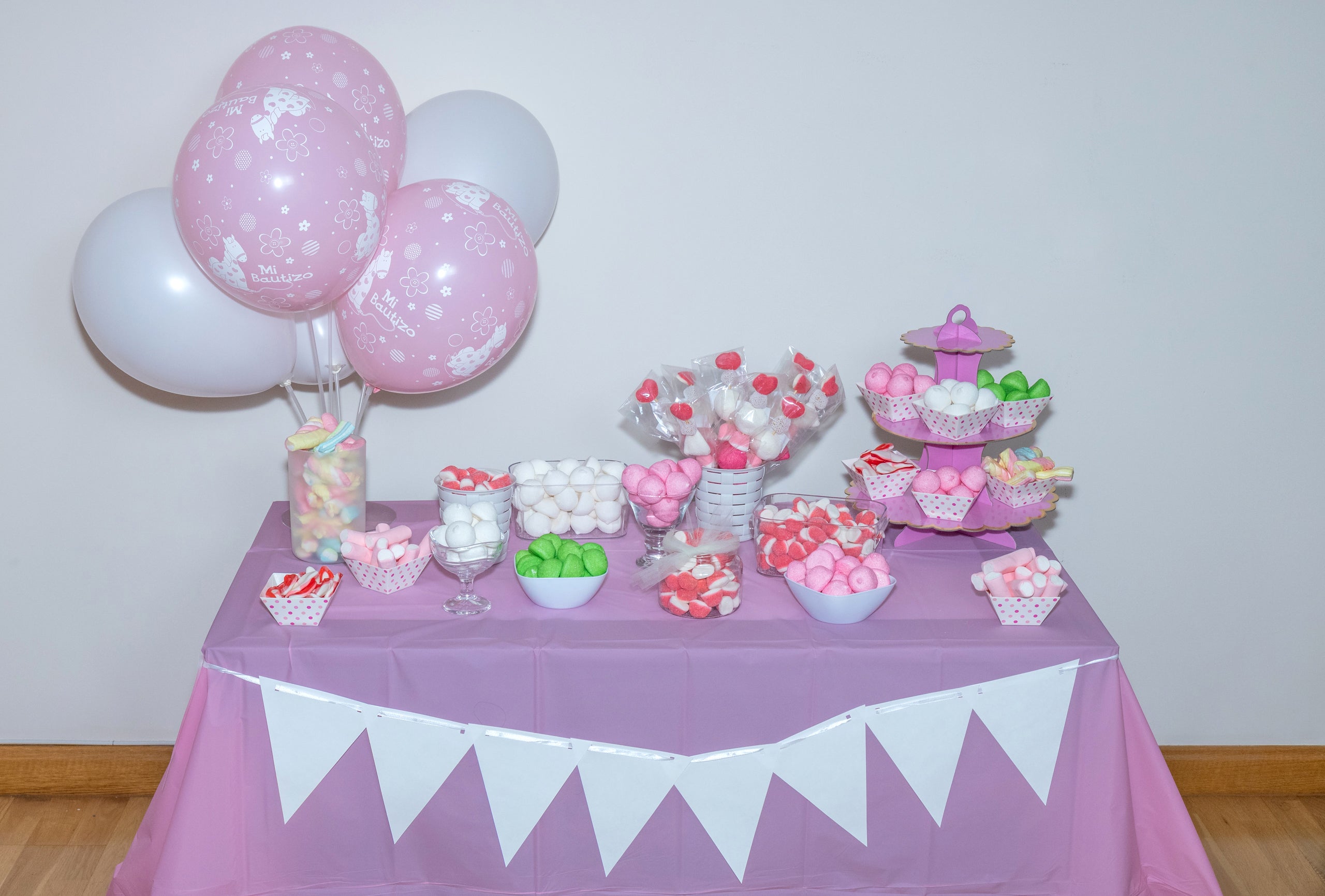 Mesa dulce o Candy Bar de comunión rosa y blanca